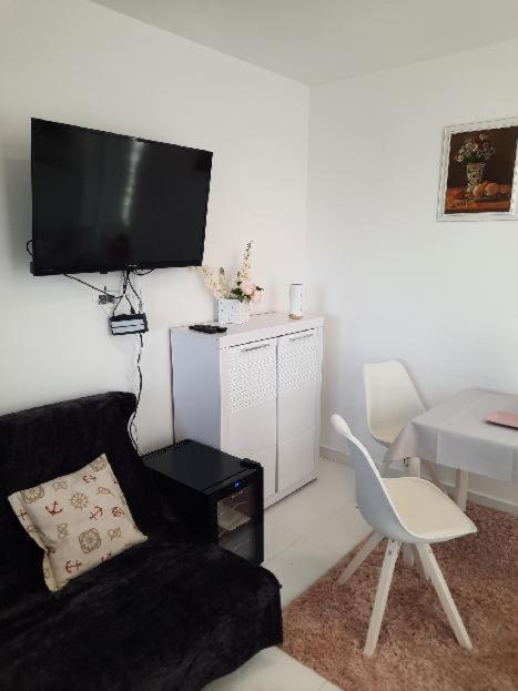 Penzion U Kapitana Apartment Vir Ngoại thất bức ảnh